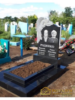 Памятник резной из гранита ЧПУ «Скорбящий с розами» семейный — ritualum.ru